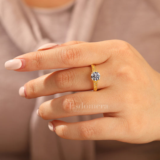 Bague de fiançailles ronde romantique avec diamant synthétique gravé floral, or 14 carats, style déco avec milgrain (certifiée IGI)