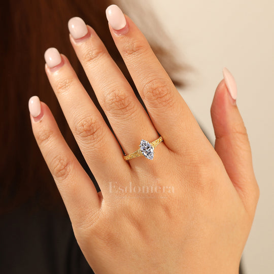 Bague Solitaire Diamant Synthétique Taille Marquise Or Jaune Massif Bague de Fiançailles Filigrane (Certifiée IGI)