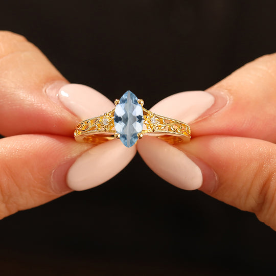 Brillante anello nuziale con acquamarina blu inciso a motivo floreale, fascia vintage traforata, anello da sposa