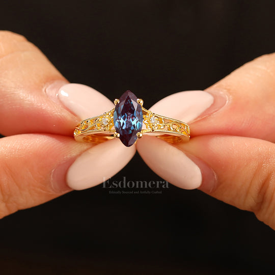 Opengewerkt filigraan ring met marquise geslepen alexandriet, bloemmotief met wijnrank, geelgouden trouwring