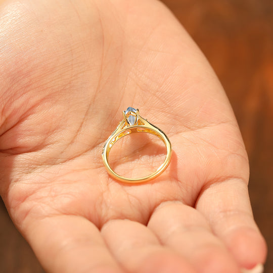 Brillante anello nuziale con acquamarina blu inciso a motivo floreale, fascia vintage traforata, anello da sposa