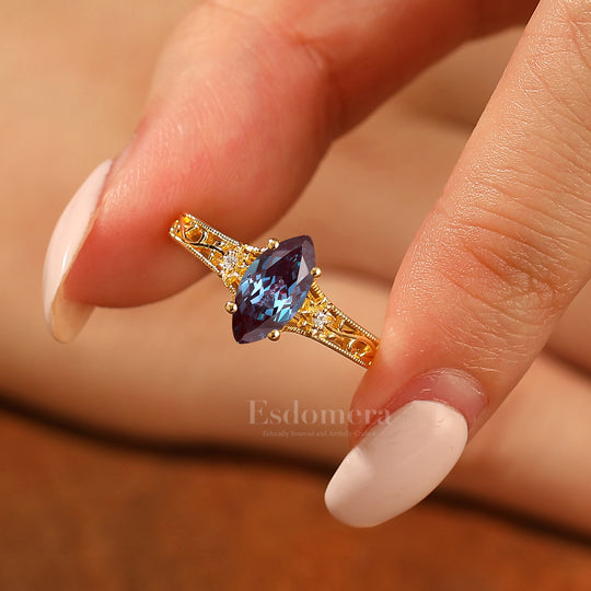 Opengewerkt filigraan ring met marquise geslepen alexandriet, bloemmotief met wijnrank, geelgouden trouwring