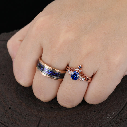 Delicaat ringenset voor koppels met ronde saffier en milgrain, roségoud verguld, bijpassende ringen