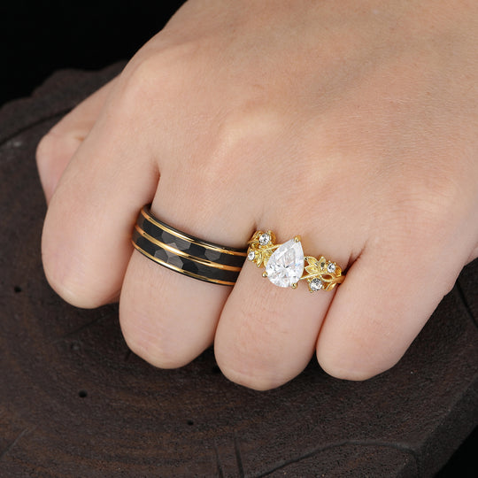 Exquisite Blattgravur Birnenförmige Moissanit Goldbeschichtete Partner-Ringe Für Ihn Und Sie