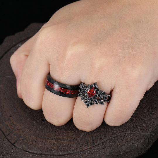 Anillos de pareja con racimo, chapados en negro, con granate rojo gótico y detalles florales milgrainados