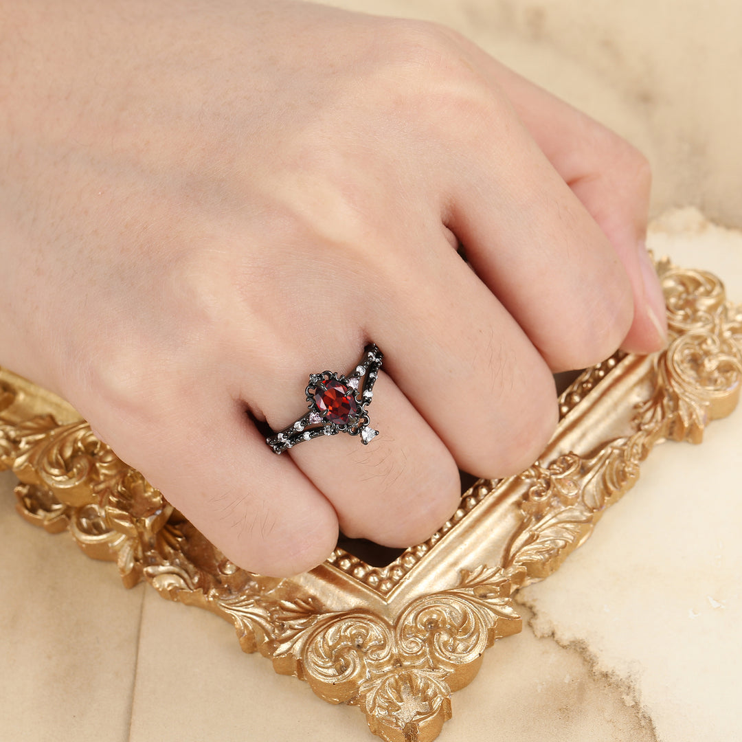 Bague de fiançailles pour femme en grenat rouge taille ovale plaquée noir filigrané, style Art déco avec milgrain