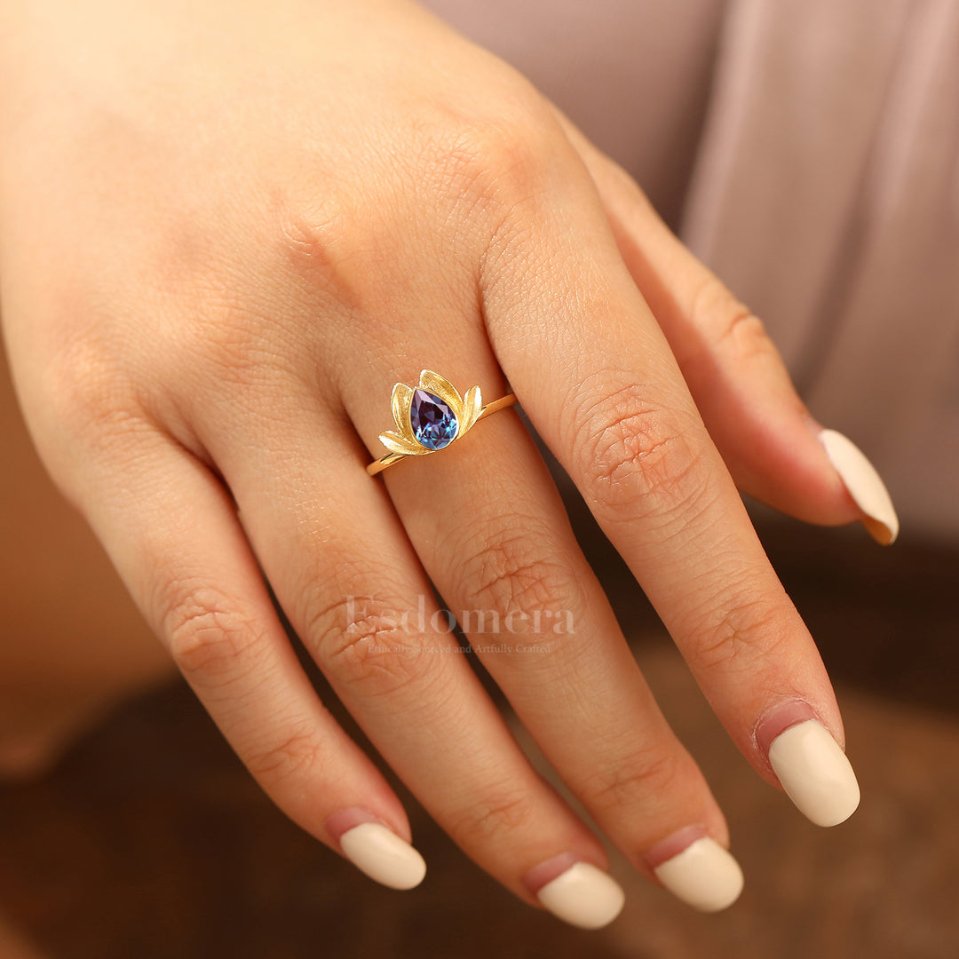 Bague de fiançailles solitaire en alexandrite taille poire avec design fleur de lotus en or jaune massif pour femme