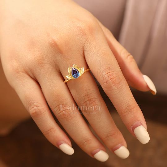 Bague de fiançailles solitaire en alexandrite taille poire avec design fleur de lotus en or jaune massif pour femme