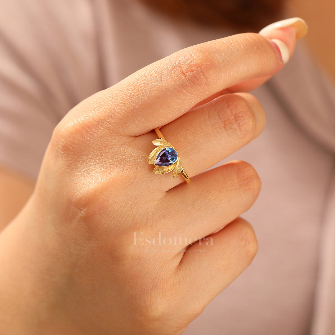 Bague de fiançailles solitaire en alexandrite taille poire avec design fleur de lotus en or jaune massif pour femme