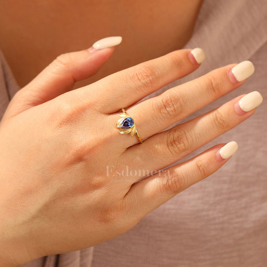 Bague de fiançailles solitaire en alexandrite taille poire avec design fleur de lotus en or jaune massif pour femme