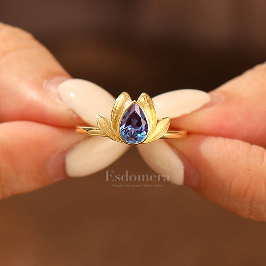 Bague de fiançailles solitaire en alexandrite taille poire avec design fleur de lotus en or jaune massif pour femme