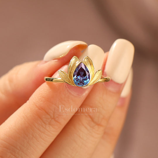 Bague de fiançailles solitaire en alexandrite taille poire avec design fleur de lotus en or jaune massif pour femme