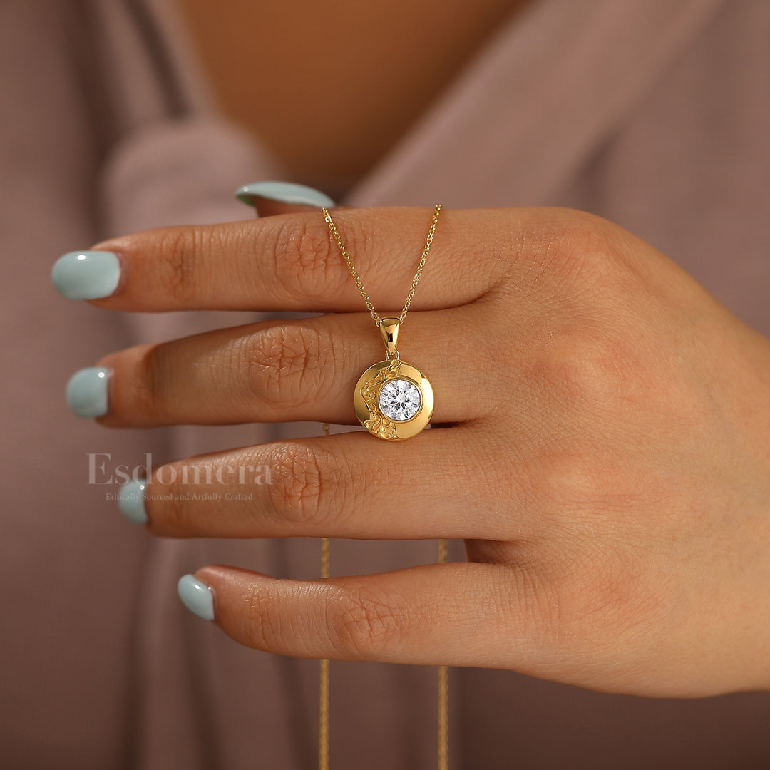 Elegant pendentif rond en or avec moissanite et motif feuille gravé, collier pour elle