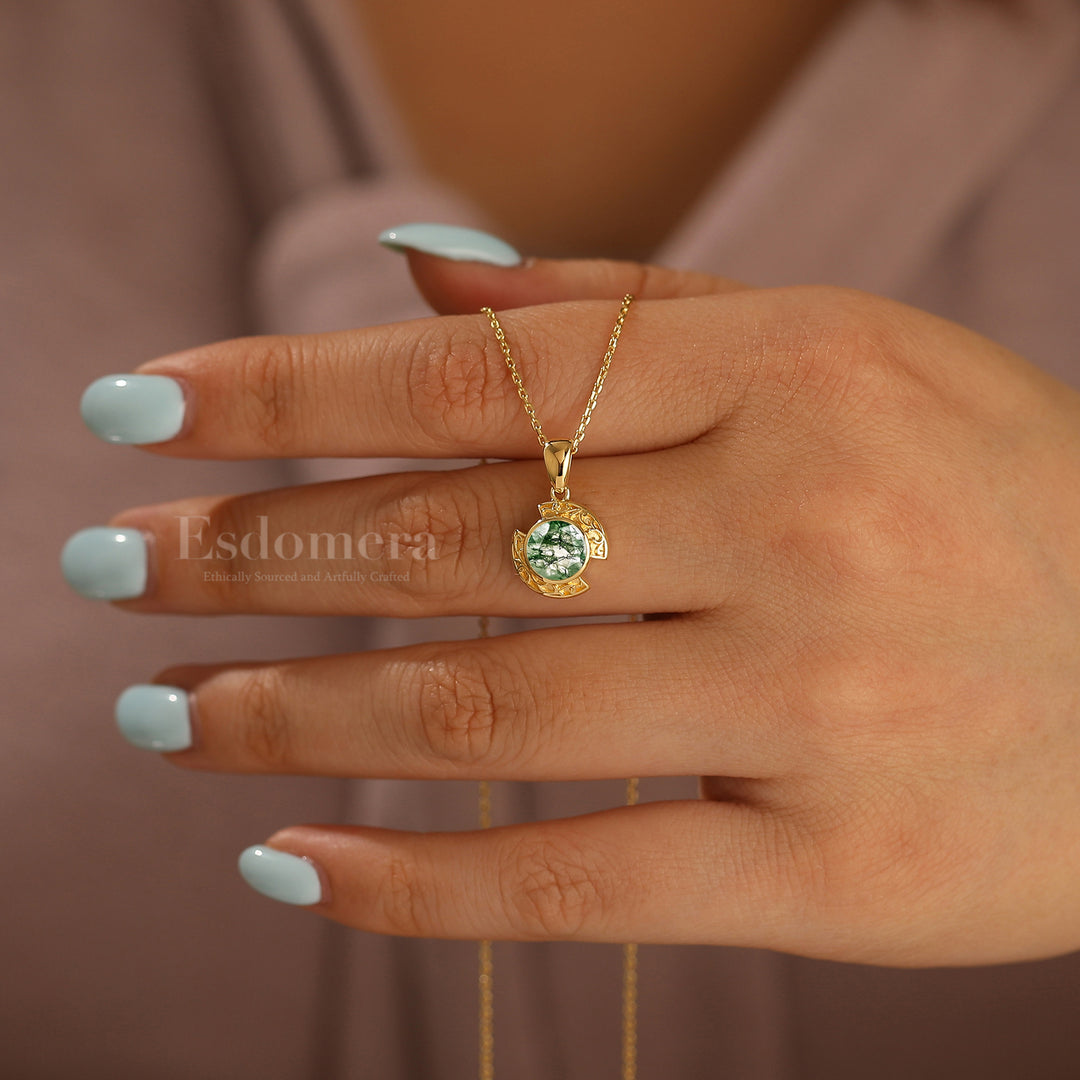 Exquise chaîne pendentif en agate mousse naturelle taillée ronde, collier croissant gravé en or