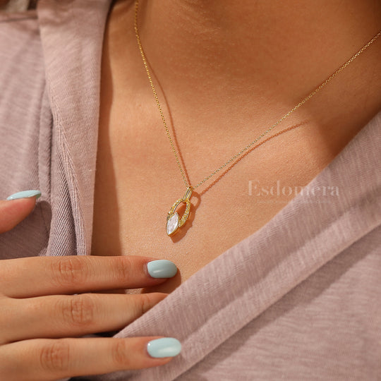 Elegant Vine Grabado Colgante de Moissanita Corte Marquesa Collar Exquisito para Mujer