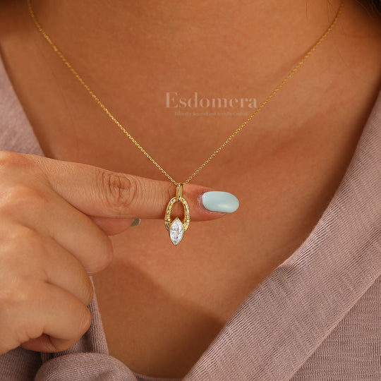 Elegant Vine Grabado Colgante de Moissanita Corte Marquesa Collar Exquisito para Mujer