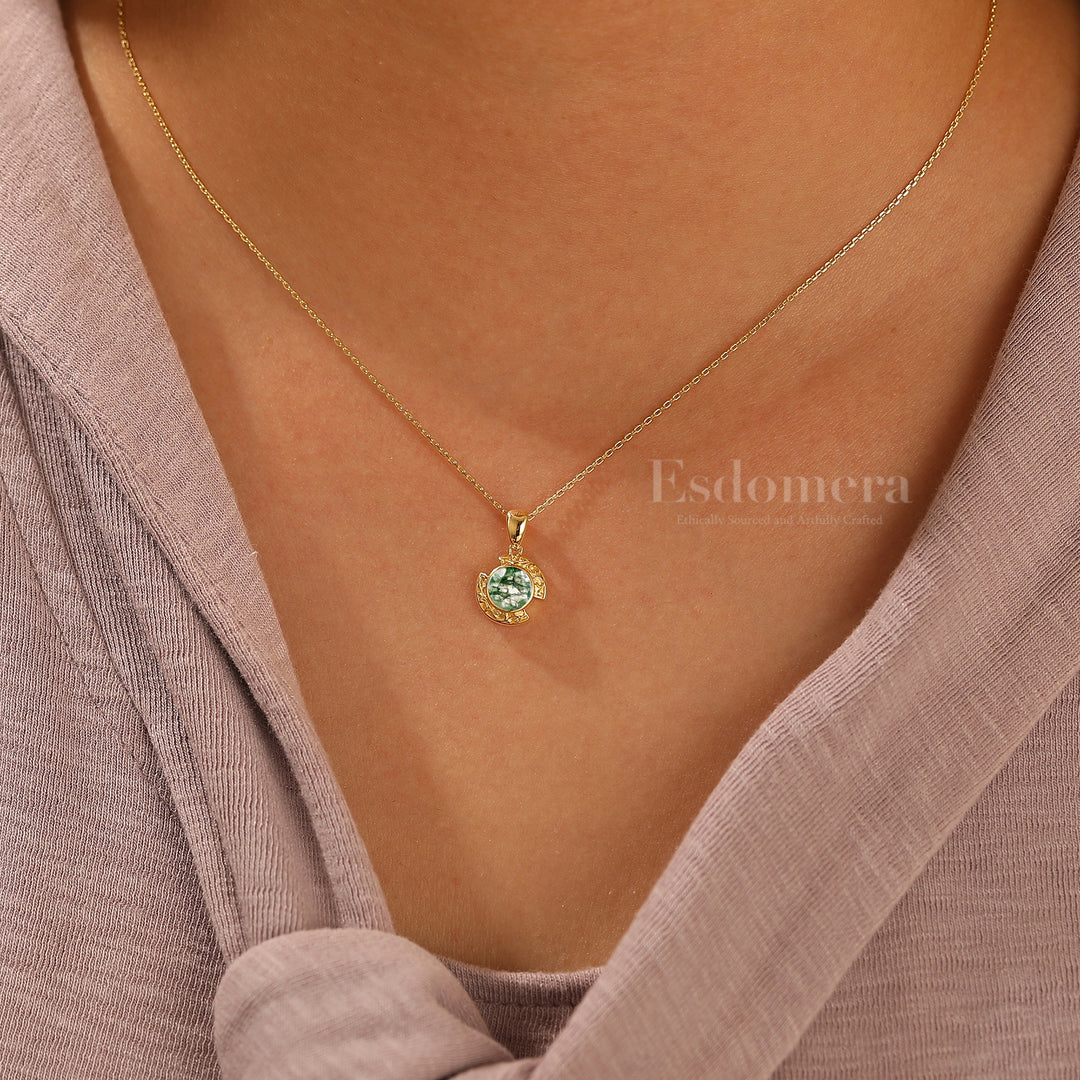 Exquise chaîne pendentif en agate mousse naturelle taillée ronde, collier croissant gravé en or