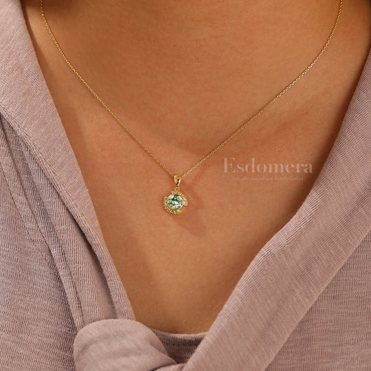 Exquise chaîne pendentif en agate mousse naturelle taillée ronde, collier croissant gravé en or