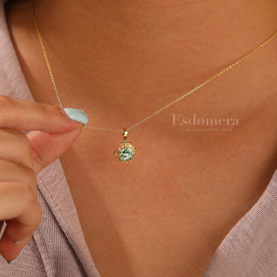 Exquise chaîne pendentif en agate mousse naturelle taillée ronde, collier croissant gravé en or