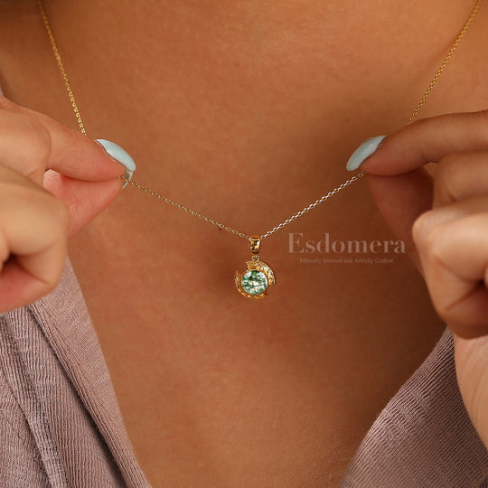 Exquise chaîne pendentif en agate mousse naturelle taillée ronde, collier croissant gravé en or