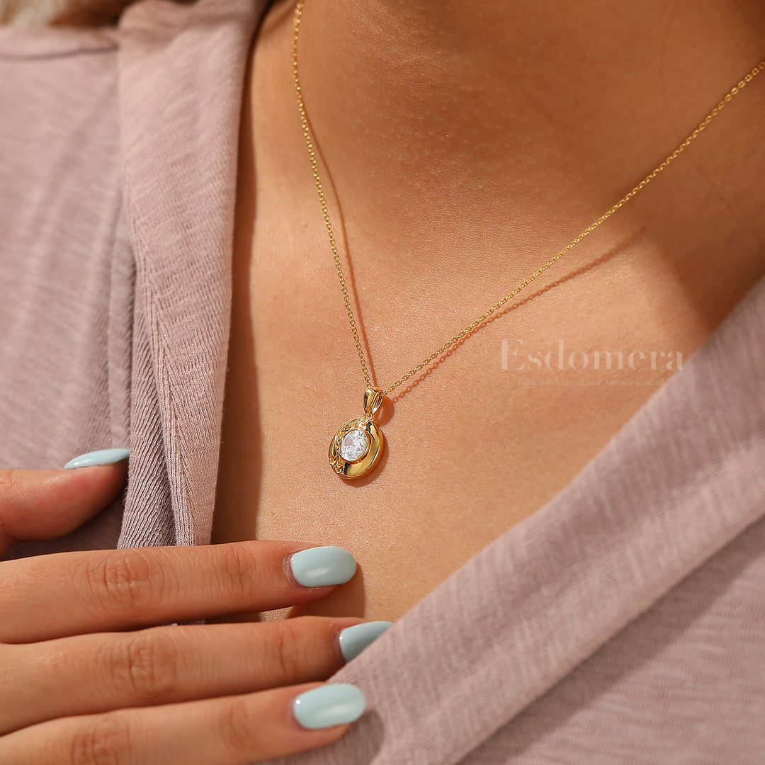 Elegant pendentif rond en or avec moissanite et motif feuille gravé, collier pour elle