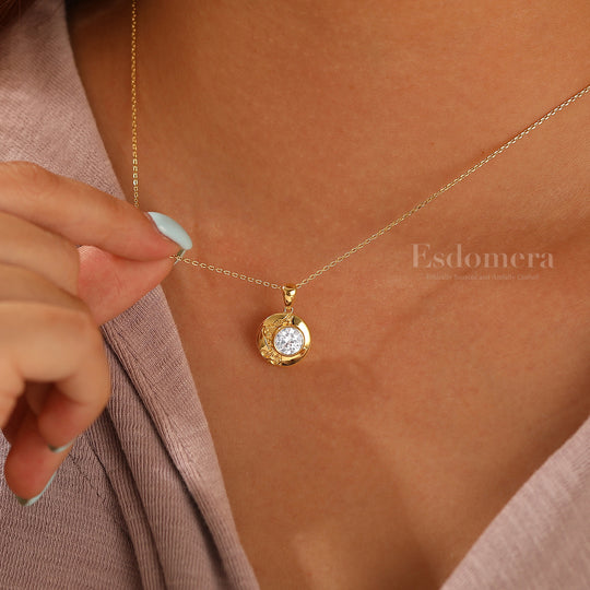 Elegant pendentif rond en or avec moissanite et motif feuille gravé, collier pour elle