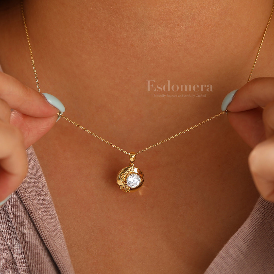 Elegant pendentif rond en or avec moissanite et motif feuille gravé, collier pour elle