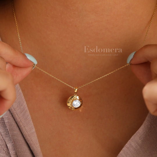 Elegant pendentif rond en or avec moissanite et motif feuille gravé, collier pour elle