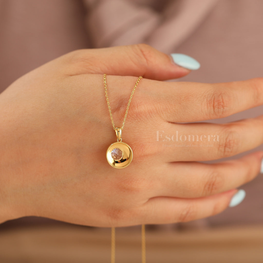 Elegant pendentif rond en or avec moissanite et motif feuille gravé, collier pour elle