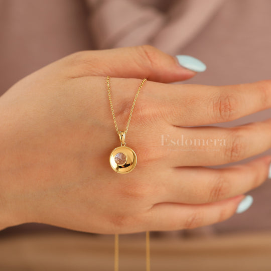 Elegant pendentif rond en or avec moissanite et motif feuille gravé, collier pour elle