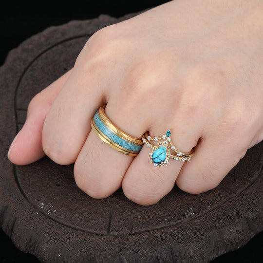 Conjunto de anillos de pareja de promesa Art Déco con trabajo de volutas y turquesa natural talla pera - anillos para él y para ella