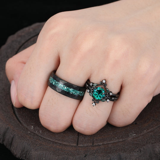 Set di anelli per coppia con motivo a volute, smeraldo taglio rotondo, delicati, placcati in nero, per lui e per lei