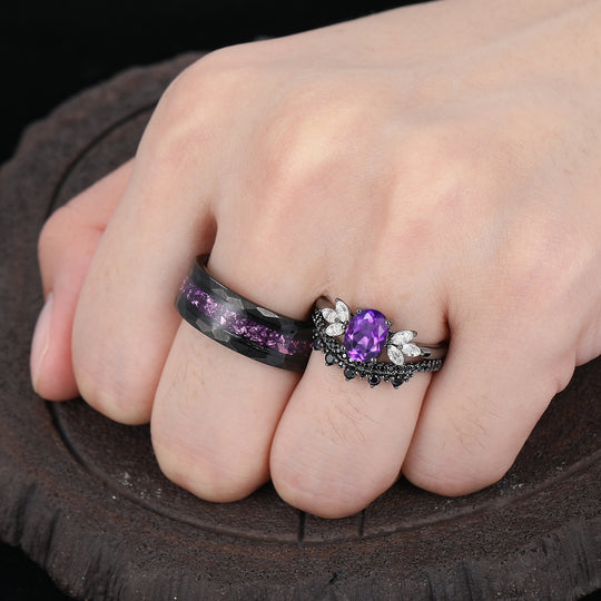 Fijne ringenset voor koppels met natuurlijke amethist en bloembladdetail, zwart geplateerd, bijpassende ringen voor hem en haar