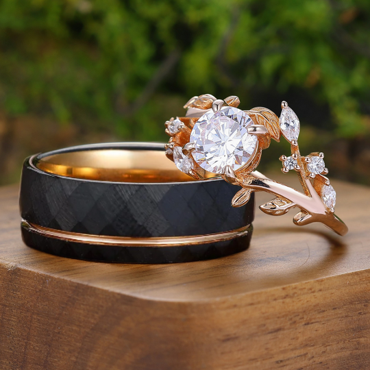 1,25CT Anello Coppia Inciso a Foglia con Moissanite Rotonda in Argento Sterling e Tungsteno Anelli Coordinati