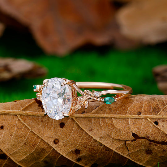 Anillo de compromiso con giro en forma de hoja y corte ovalado único de 2ct de moissanita