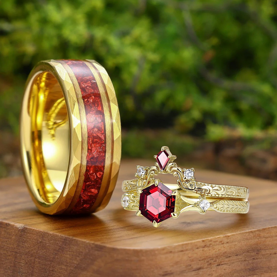 Set di anelli da coppia vintage filigranati con granato rosso taglio esagonale, decorazioni a volute, placcati in oro giallo per lui e per lei