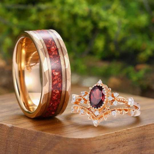 Set di anelli per coppia vintage con granato rosso naturale e lavorazione a volute, set di anelli da matrimonio retrò con bordo milgrain