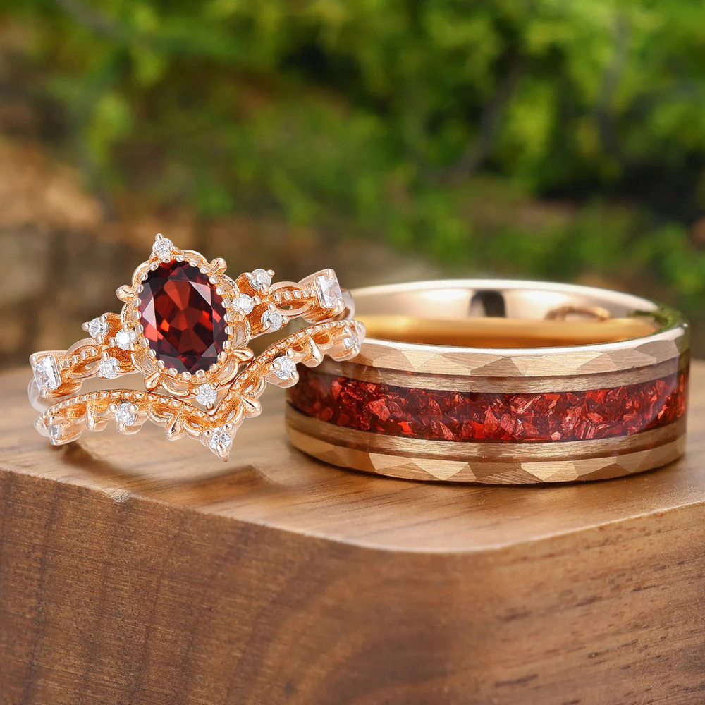 Ensemble de bagues de mariage pour couple vintage en grenat rouge naturel, décor à volutes, finition millegrain rétro