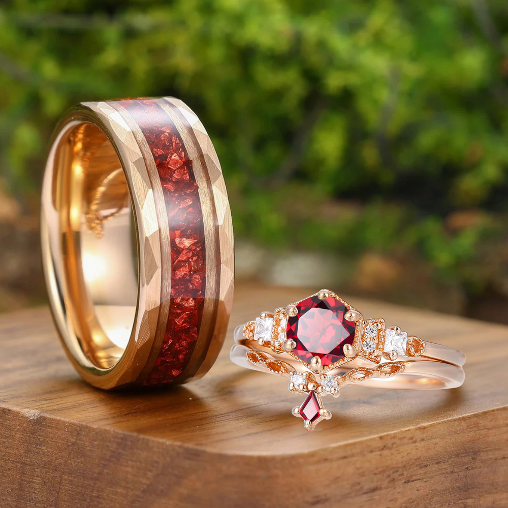 Ensemble de bagues de couple milgrain en grenat rouge naturel noble, plaqué or rose, assorties pour lui et pour elle