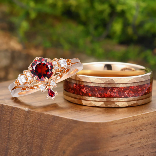 Nobele set met natuurlijke rode granaat, milgrain‑afwerking, roségoud verguld — bijpassende ringen voor hem en haar