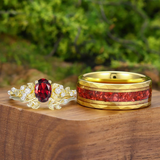 Ensemble de bagues assorties pour couple, uniques — grenat rouge taille ovale, feuille de ginkgo embossée, inspirées par la nature