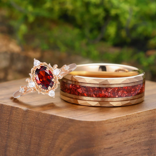 Coppia di anelli in stile antico a forma ovale con granato rosso, filigrana e decorazione milgrain, placcati in oro rosa, per lui e per lei