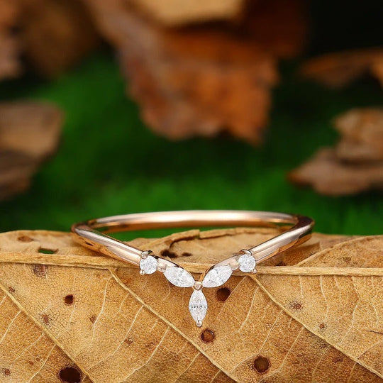 Delicado anillo de boda con diamante cultivado en laboratorio en forma de V curva, banda sólida de oro, anillo de compromiso a juego