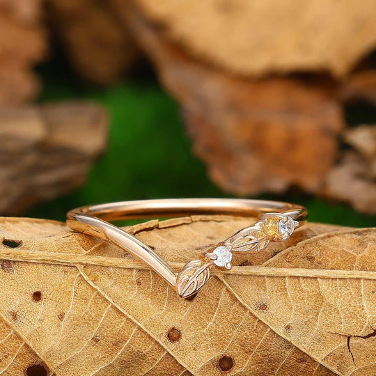 Banda de boda redonda con diamante cultivado en laboratorio grabado con hoja, banda para mujer en forma de V