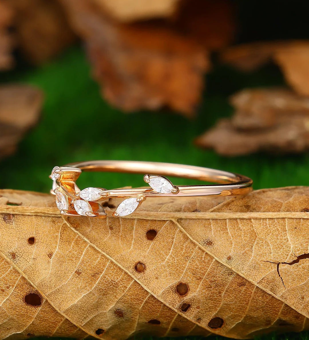 Delicado anillo apilable para mujer con diamante cultivado en laboratorio de corte marquesa para boda