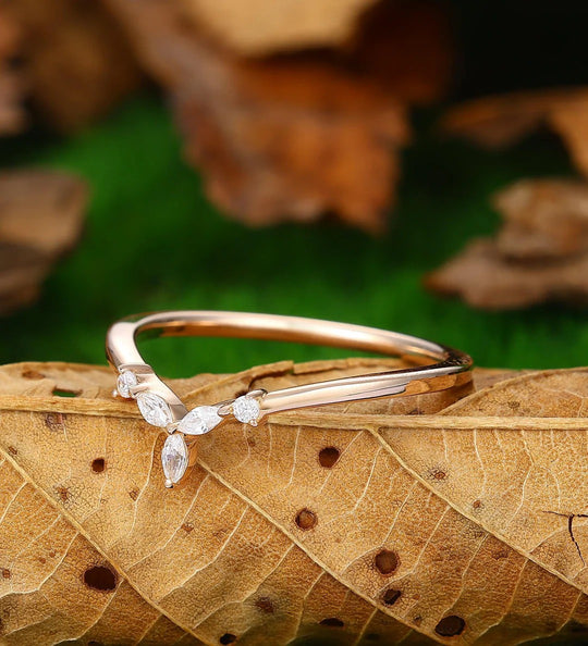 Delicado anillo de boda con diamante cultivado en laboratorio en forma de V curva, banda sólida de oro, anillo de compromiso a juego