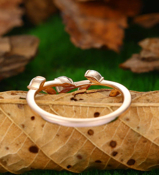 Delicado anillo apilable para mujer con diamante cultivado en laboratorio de corte marquesa para boda