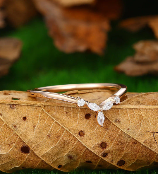 Delicado anillo de boda con diamante cultivado en laboratorio en forma de V curva, banda sólida de oro, anillo de compromiso a juego