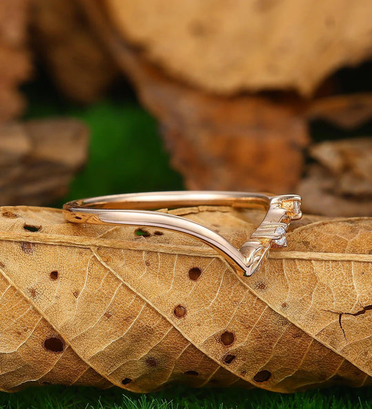 Banda de boda redonda con diamante cultivado en laboratorio grabado con hoja, banda para mujer en forma de V