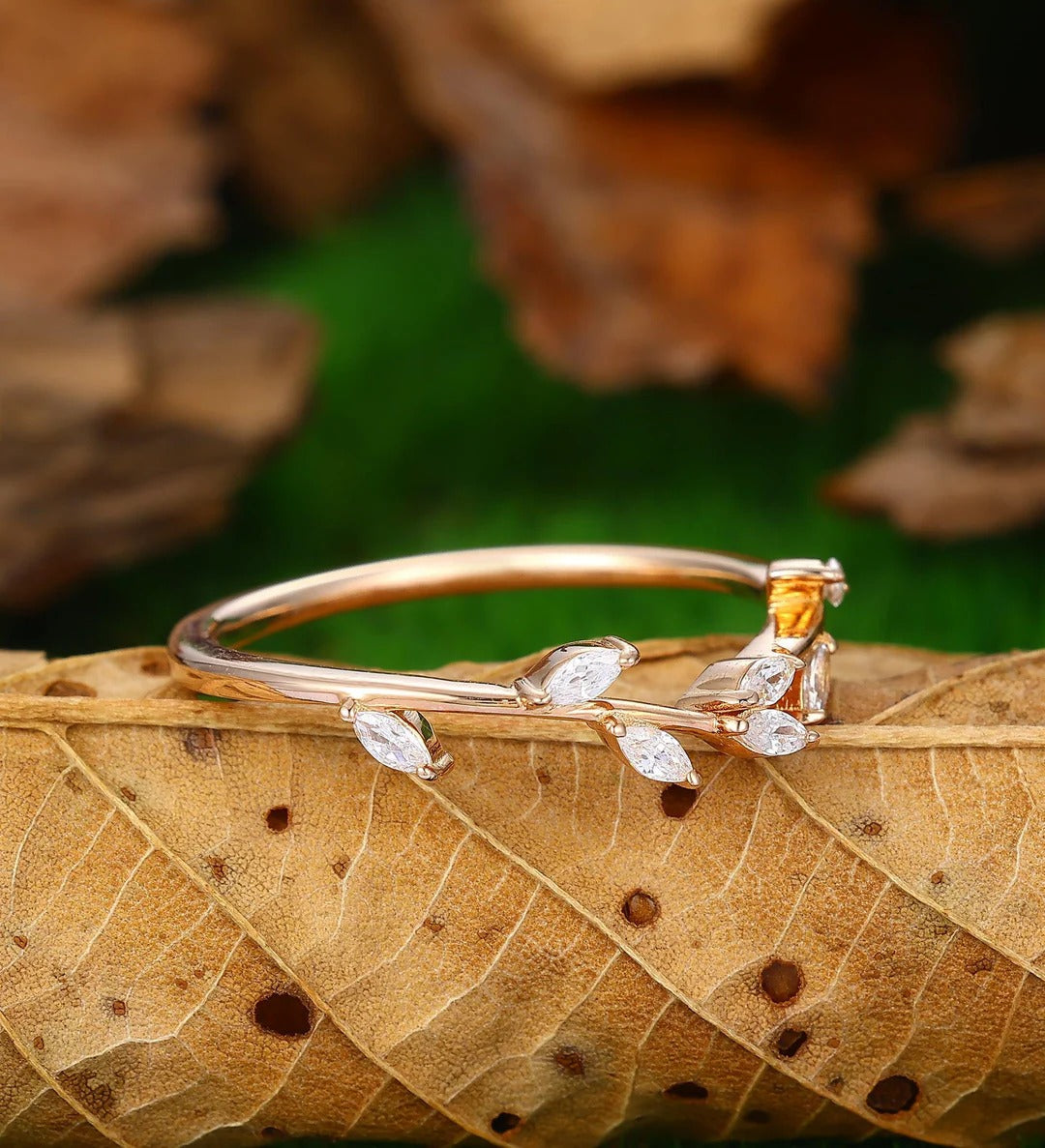 Delicado anillo apilable para mujer con diamante cultivado en laboratorio de corte marquesa para boda